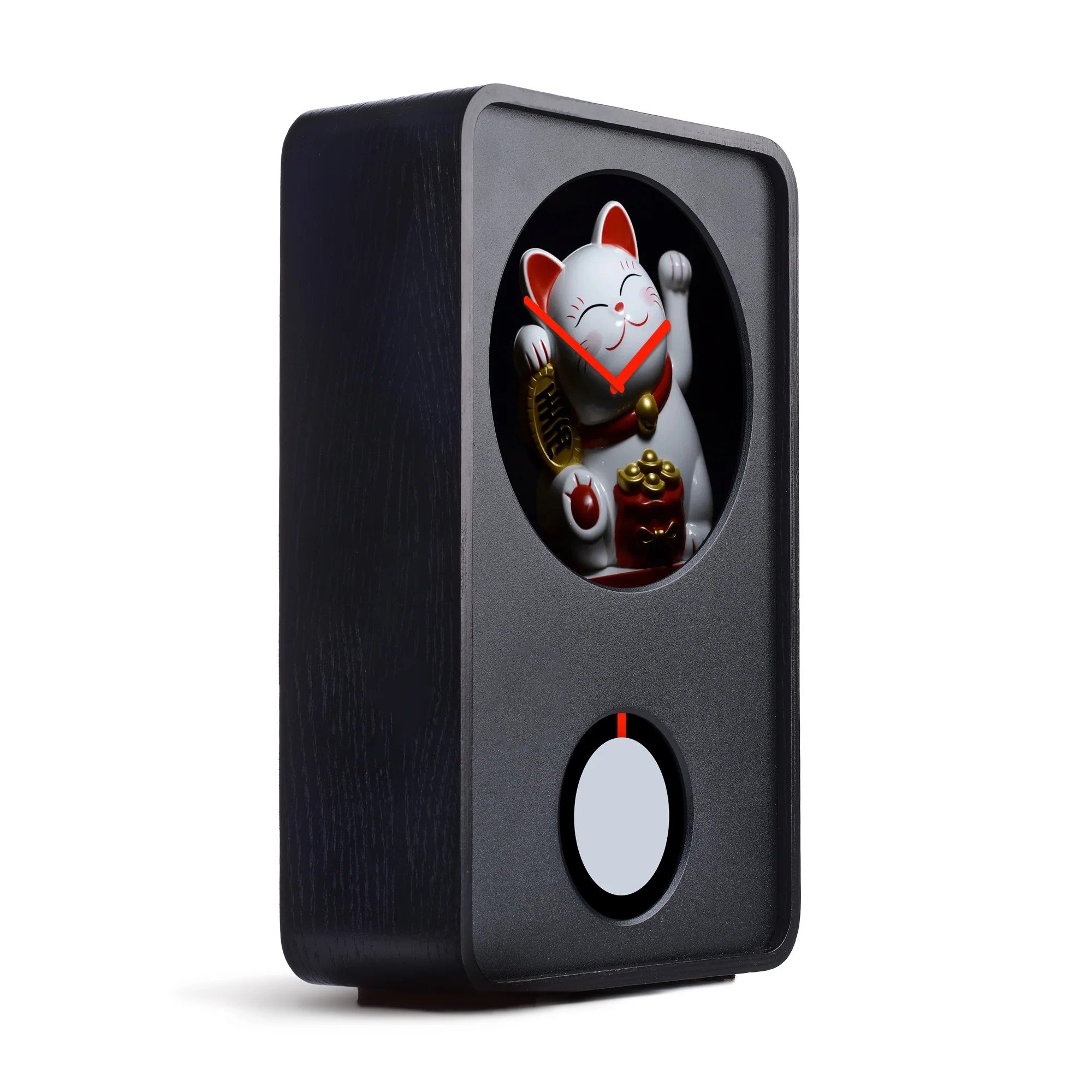 Eine schwarze, kompakte Uhr mit Glücks‑Maneki‑Katzensymbol im Zifferblatt und kleinem runden Pendel darunter, ideal als Gadget-Highlight.